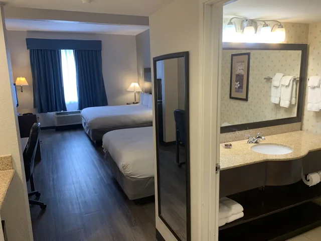 غرفة بسرير كينج وسرير كوين، Wingate by Wyndham Southport 6/6