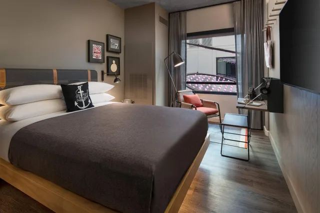 غرفة بسرير كوين بحوض استحمام لذوي الإعاقة، Moxy San Diego Downtown/Gaslamp Quarter 2/4
