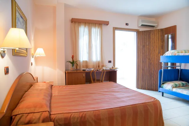غرفة رباعية بشرفة، Garden Hotel Ripa 4/6