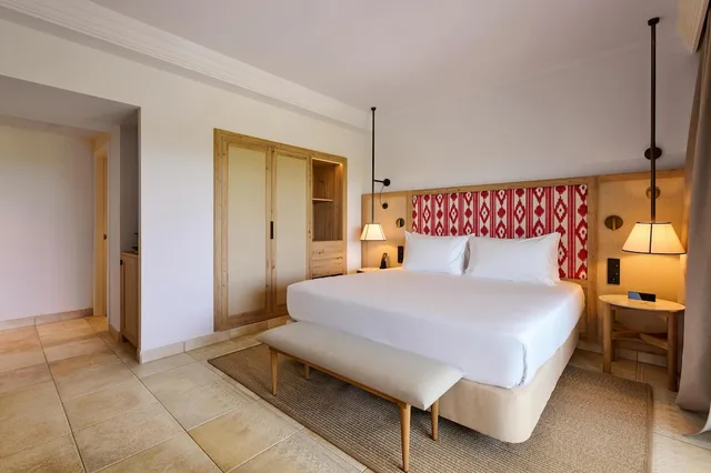 جناح بسرير كينج بغرفة نوم واحدة مع أريكة، Sarena de Muro Resort Mallorca part of Destination by Hyatt 3/10