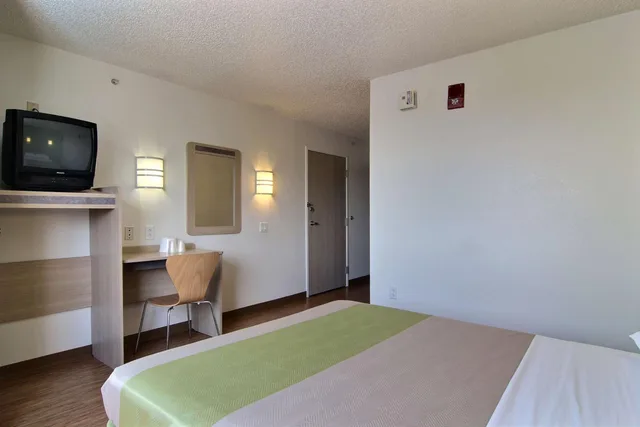 1 Queen Bed - Mobility Accessible Tub، Motel6 Albuquerque, NM - North 6/10