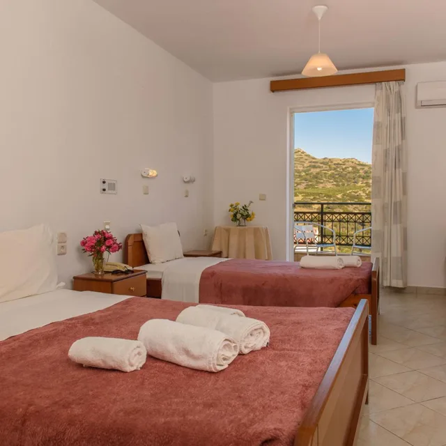 غرفة ثلاثية، Melissa Hotel 5/10
