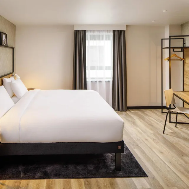 غرفة عائلية بسرير مزدوج مع أريكة، Ibis Bourgoin Jallieu Medipole 1/3