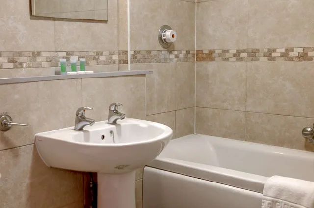 غرفة قياسية بسرير مزدوج، Sure Hotel By Best Western Reading 2/2