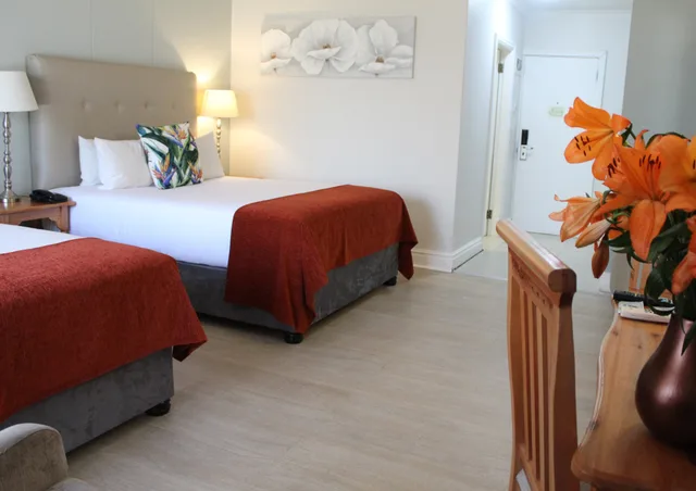 غرفة عائلية بإطلالة على النهر، The Riverside Hotel 2/2