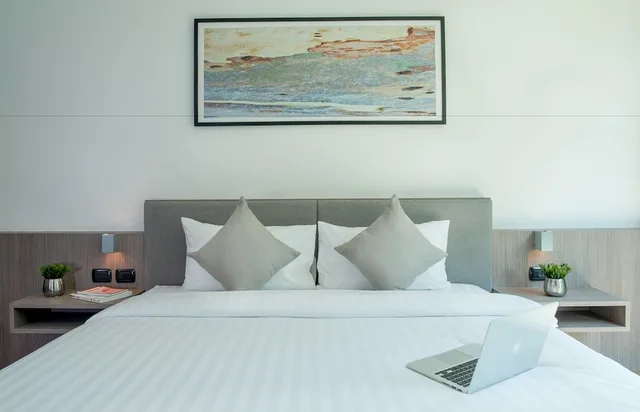 غرفة ديلوكس بسرير كينج، Pause And Play Hotel 1/4