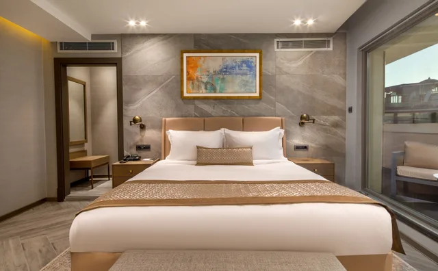 Mosque, Blue, Suite, Murphy Bed, Mula Hotel 2/7