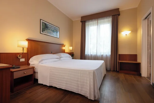 غرفة قياسية بسرير كوين، Parma Toscanini 1/9