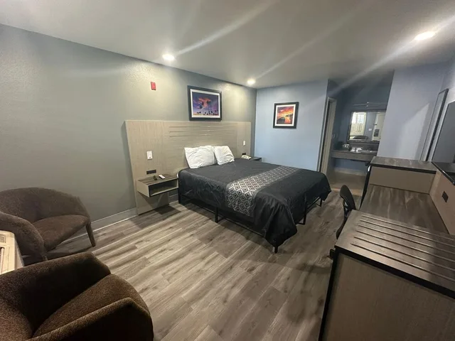غرفة قياسية بسرير كينج، Orange Tustin Inn 6/10