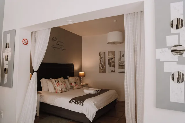 1 Bedroom, Silver Moon, Family, King Bed, Sofa، Caza Beach Guesthouse 3/5