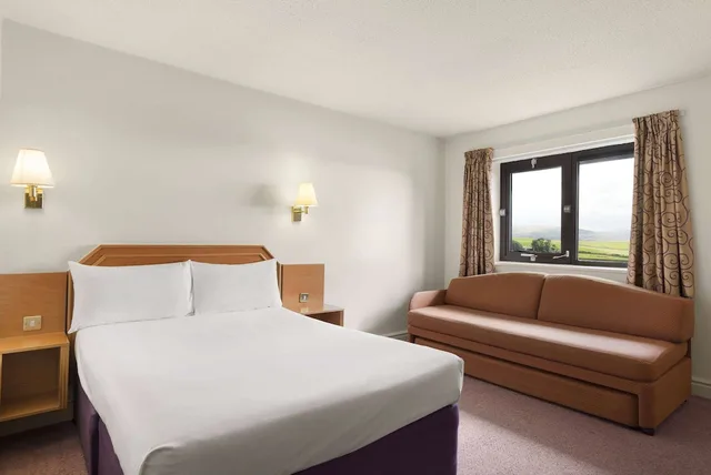 غرفة بسرير مزدوج وسريرين منفصلين بإطلالة على البحيرة، Days Inn by Wyndham Kendal Killington Lake 1/6