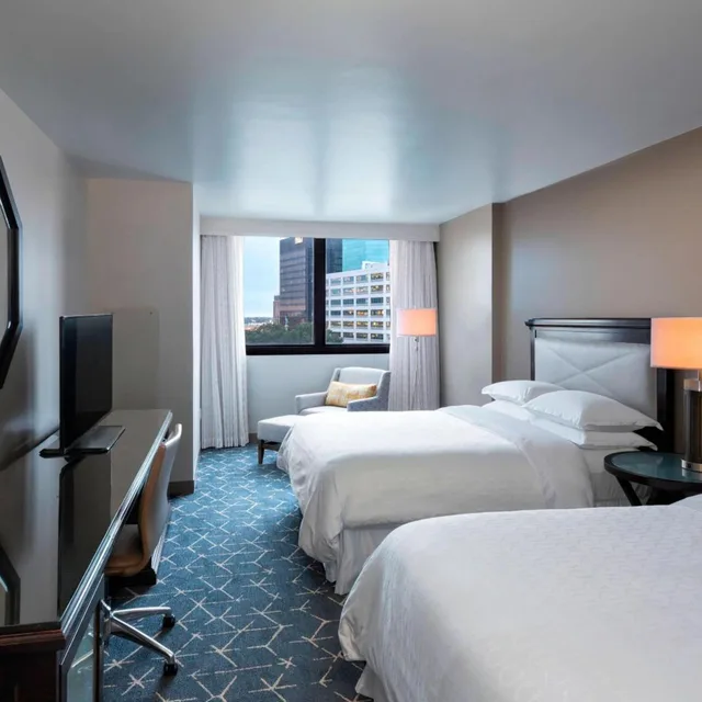غرفة بسريرين كوين بإطلالة على المرفأ مع دخول صالة النادي، Sheraton Norfolk Waterside 1/6