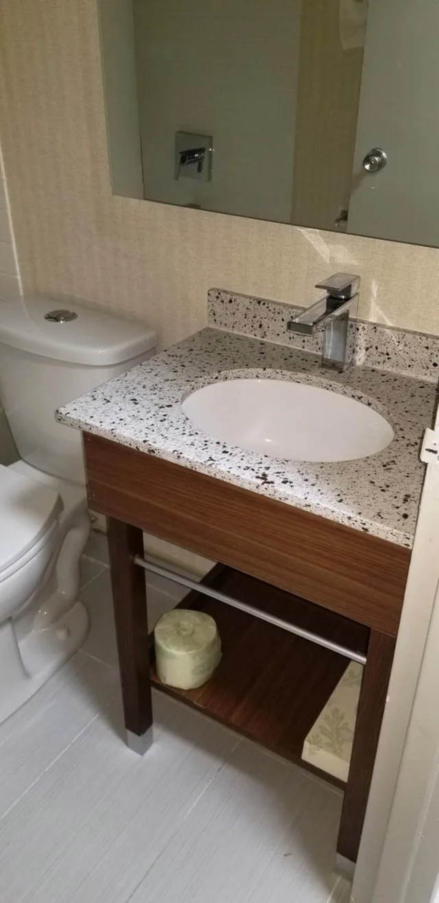 غرفة بسرير كينج وسرير كوين، Baymont By Wyndham Montreal Airport 3/10