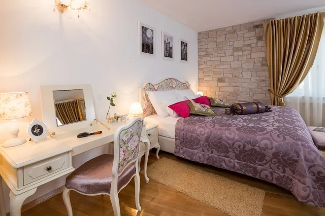 غرفة بريميوم بسرير كينج بإطلالة على المدينة بشرفة، Priska Heritage Rooms 2/4
