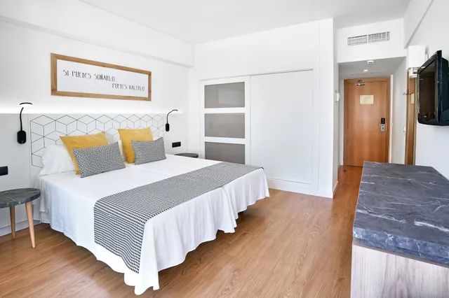 غرفة بسريرين منفصلين بإطلالة على الشاطئ بشرفة، Flamboyan Caribe Hotel & Spa 3/10