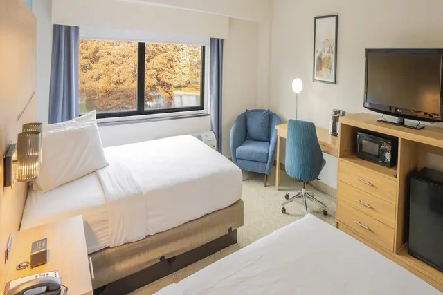غرفة بسريرين كوين لذوي الإعاقة، Elimwood Hotel, A Ramada by Wyndham 10/10