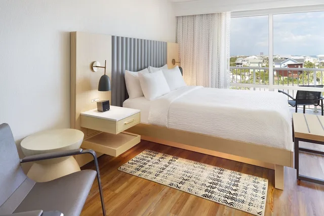 استوديو بسرير كينج بإطلالة على المسبح بشرفة مع أريكة، SpringHill Suites Pensacola Beach 3/4