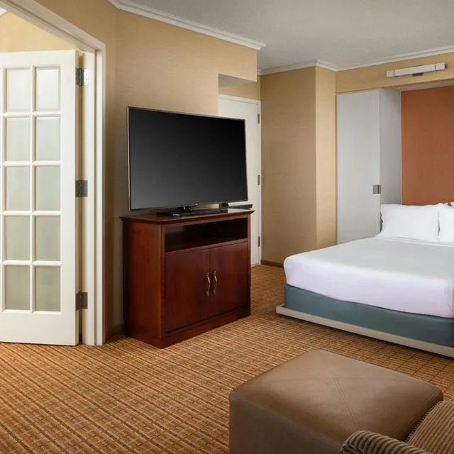 1 Bedroom, Family Suite, Suite, King Bed, Sofa, Balcony، Marriott Newport Beach Bayview 4/19
