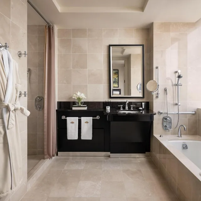 غرفة بسريرين منفصلين بإطلالة على النهر بحوض استحمام لذوي الإعاقة، Mandarin Oriental New York 3/3