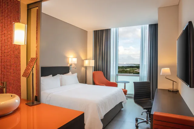 غرفة سوبيريور بسرير كينج، Fiesta Inn Cancun Las Americas 1/2