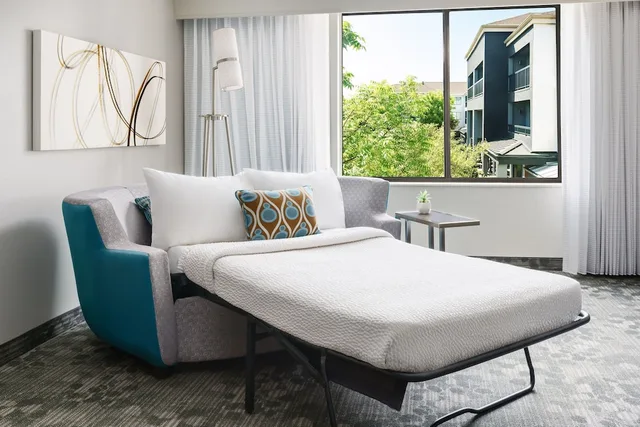غرفة بسرير كينج مع أريكة لذوي الإعاقة، Courtyard Dallas Lewisville 3/5