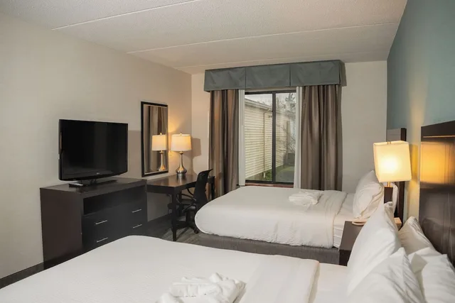 جناح استوديو بسريرين كوين مع أريكة لذوي الإعاقة، Wyndham Garden Erie 1/2