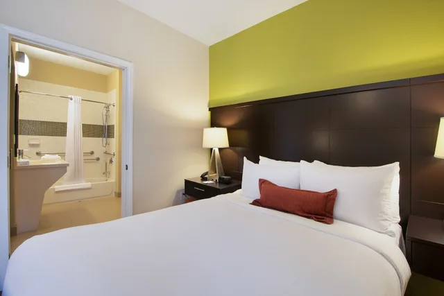 جناح استوديو بسرير مزدوج بمطبخ، Staybridge Suites Longview 1/3