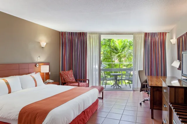 Premium, 2 Queen Beds, Balcony, Holiday Inn Port Moresby 2/10