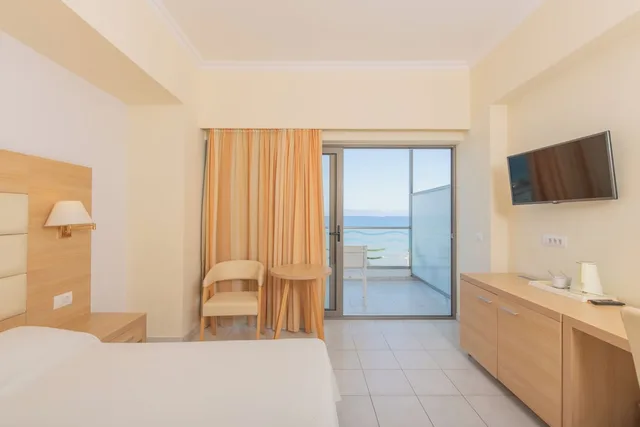غرفة قياسية بسريرين منفصلين بإطلالة على البحر، Belair Beach Hotel 6/10