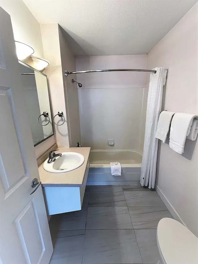 Efficiency, Comfort, King Bed، Super 8 Lake Country Winfield Area 5/5