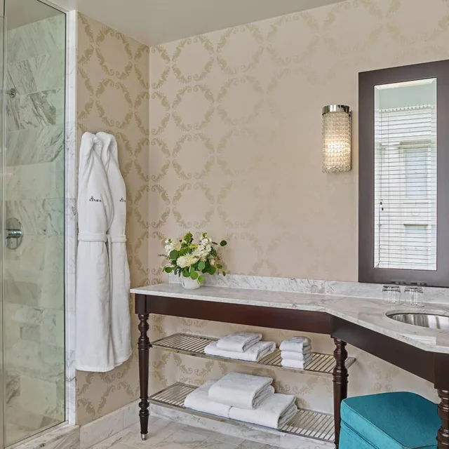 غرفة ديلوكس بسرير كينج بحوض استحمام لذوي الإعاقة، The Nines A Luxury Collection Hotel Portland 1/3