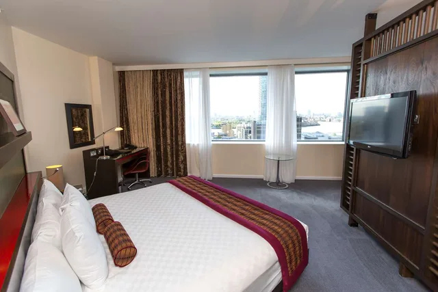 جناح جونيور، Hilton London Canary Wharf 2/4