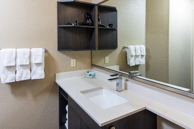 غرفة قياسية بسرير كوين، Candlewood Suites Appleton 9/10