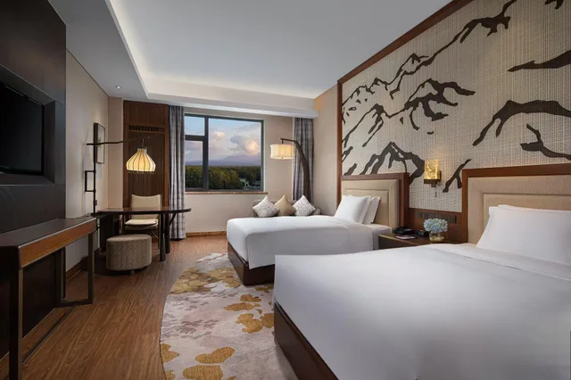غرفة بسريرين منفصلين بإطلالة على الحديقة، CROWNE PLAZA RESORT CHANGBAISHAN HOT SPRING 2/2