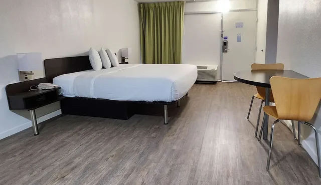 غرفة قياسية بسرير كينج للمدخنين، Motel6 Columbus, GA - Downtown 5/10