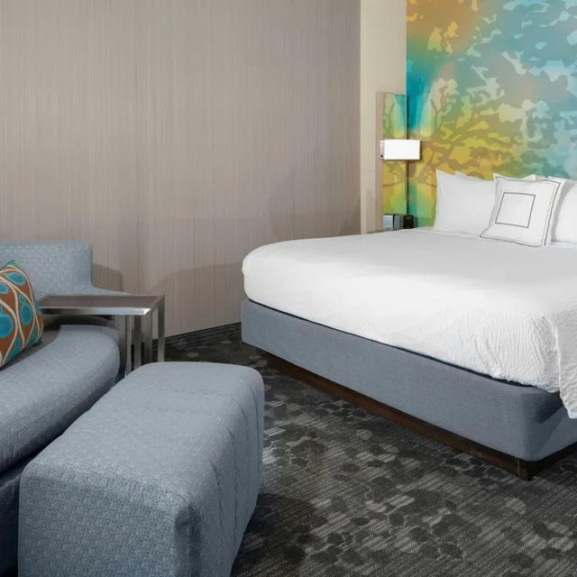 غرفة كبيرة بسرير كينج مع أريكة، Courtyard St Louis West County 1/2