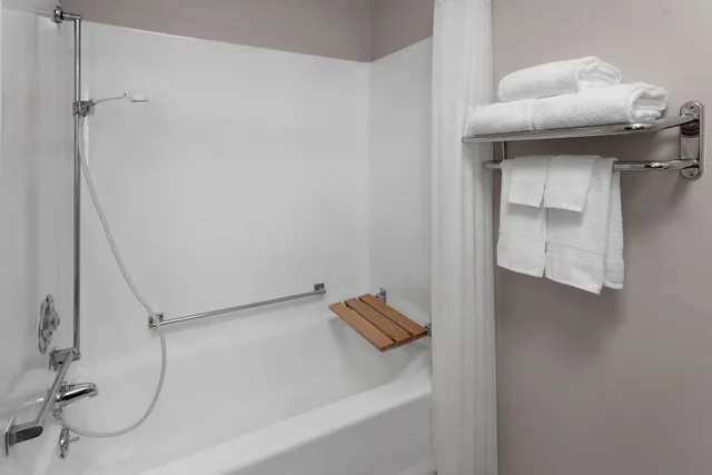 غرفة بسرير كينج لذوي الإعاقة، Baymont by Wyndham Oshkosh Airport 6/7