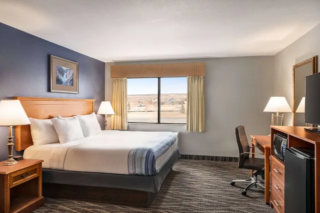 غرفة بسرير كينج يُسمح فيها بالحيوانات الأليفة لذوي الإعاقة، Americinn By Wyndham Laramie Near University Of Wyoming 2/4