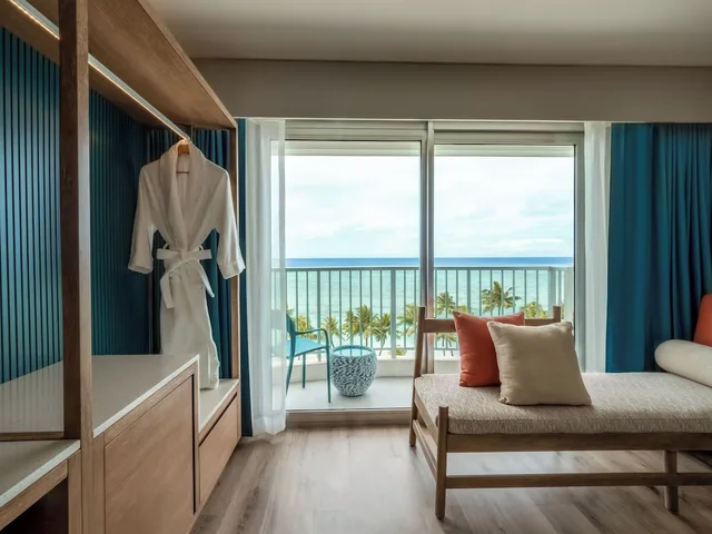 غرفة بريميوم بسرير فردي، Crowne Plaza Resort Guam 4/10