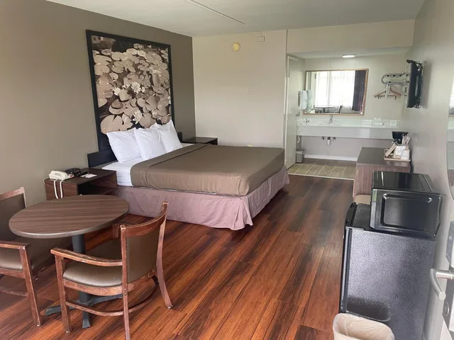 غرفة بسرير كينج لذوي الإعاقة، Super 8 by Wyndham Valdosta Mall 5/10