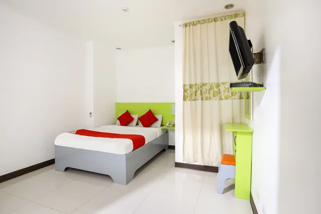 Superior, Double Bed, OYO 210 Apple Tree Suites 1/4