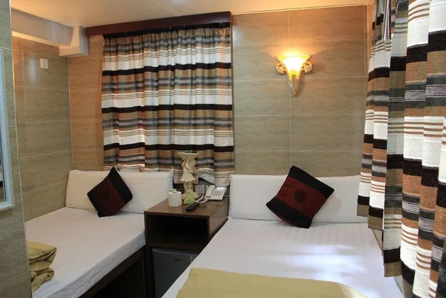 غرفة ديلوكس ثلاثية بسرير مزدوج وسرير فردي وثلاثة أسرّة، European Hostel 1/1