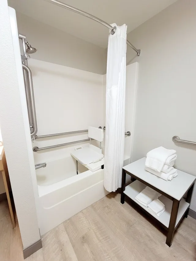 غرفة بسريرين كوين لذوي الإعاقة، Wyndham Garden Otsego-Minneapolis 7/7