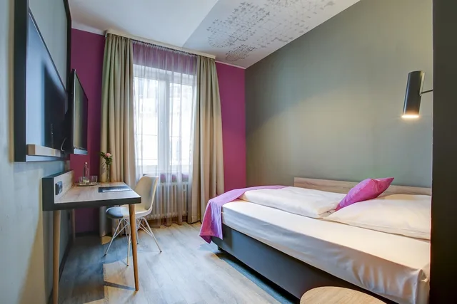 Standard, Twin Beds, Boutique 003 Koln am DOM 1/8