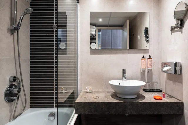 غرفة بريفيليج بسرير مزدوج مع أريكة، Hotel Mercure Omaha Beach 7/9