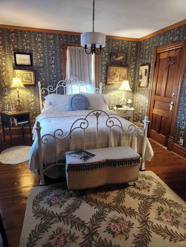 غرفة بسرير كوين، Applesauce Inn Bed and Breakfast 1/6