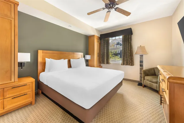 جناح ديلوكس بسرير كينج بغرفة نوم واحدة مع أريكة، Hilton Vacation Club Lake Tahoe Resort South 1/6