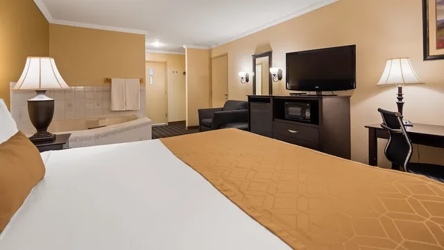 غرفة قياسية بسرير كينج بحوض جاكوزي، Best Western Inn & Suites Ontario 6/8