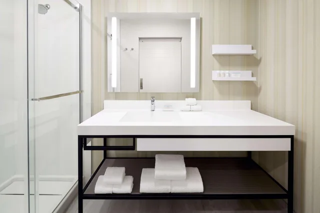 غرفة بريميوم بسرير كينج وسريرين كوين في الطابق العلوي، Hilton Garden Inn Montreal Midtown 8/8