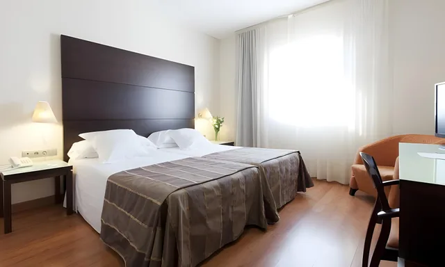 غرفة قياسية بسرير مزدوج أو سريرين منفصلين مع سرير إضافي، Hotel Vertice Aljarafe 1/1